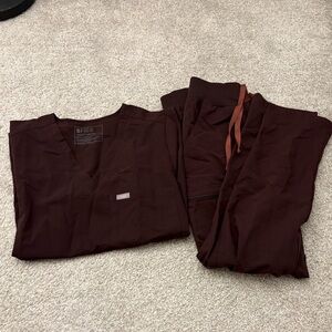 Figs scrub SET brown yola (LP) and catarina (L)